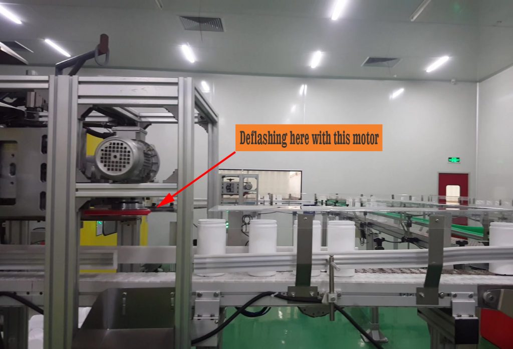 Auto Deflashing Device for extrusion blow molding machine